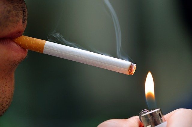 smoking affecs oral health