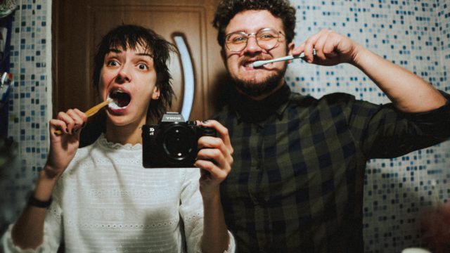 couple-man-and-girl-brushing-teeth_t20_bxEEy9